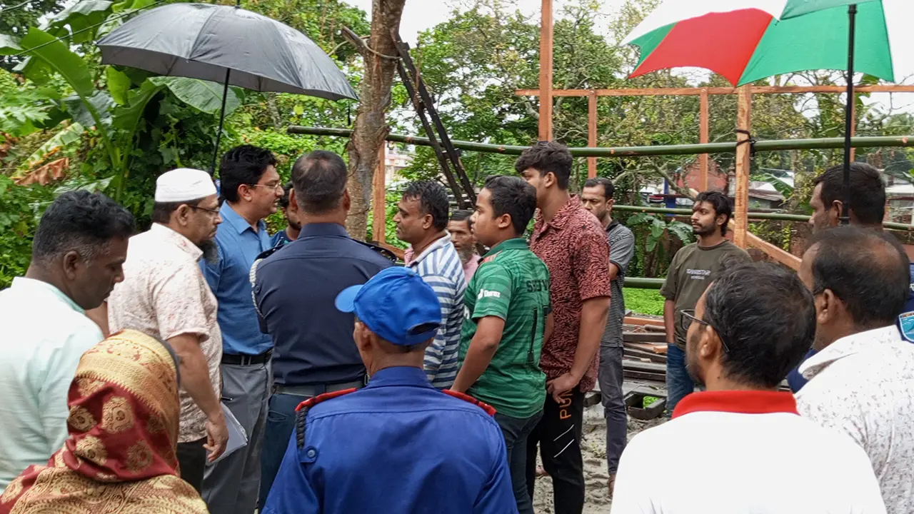 সরকারি জমি দখল করে প্রবাসীর দোকান নির্মাণ, উচ্ছেদ অভিযানে বাধা