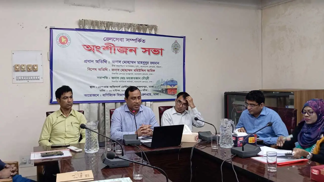 সব স্টেশনে ট্রেনের শিডিউল ডিসপ্লে বোর্ড চান যাত্রীরা