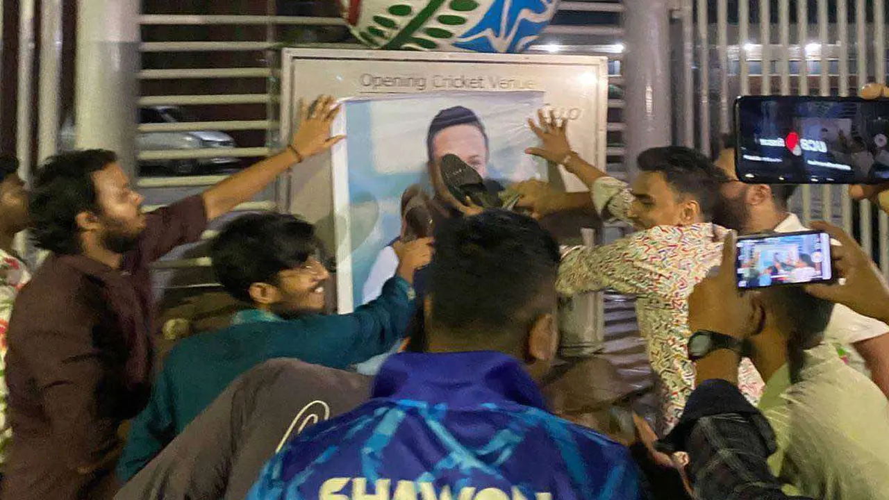 মিরপুর স্টেডিয়াম চত্বরে সাকিবের ছবিতে জুতাপেটা-গ্রাফিতি