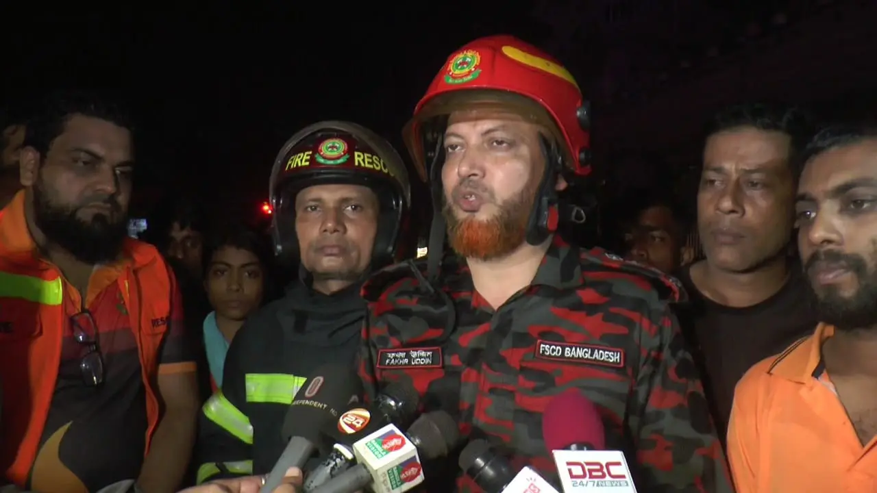 নারায়ণগঞ্জে কালির বাজারে আগুন, ৩০ দোকান পুড়ে ছাই