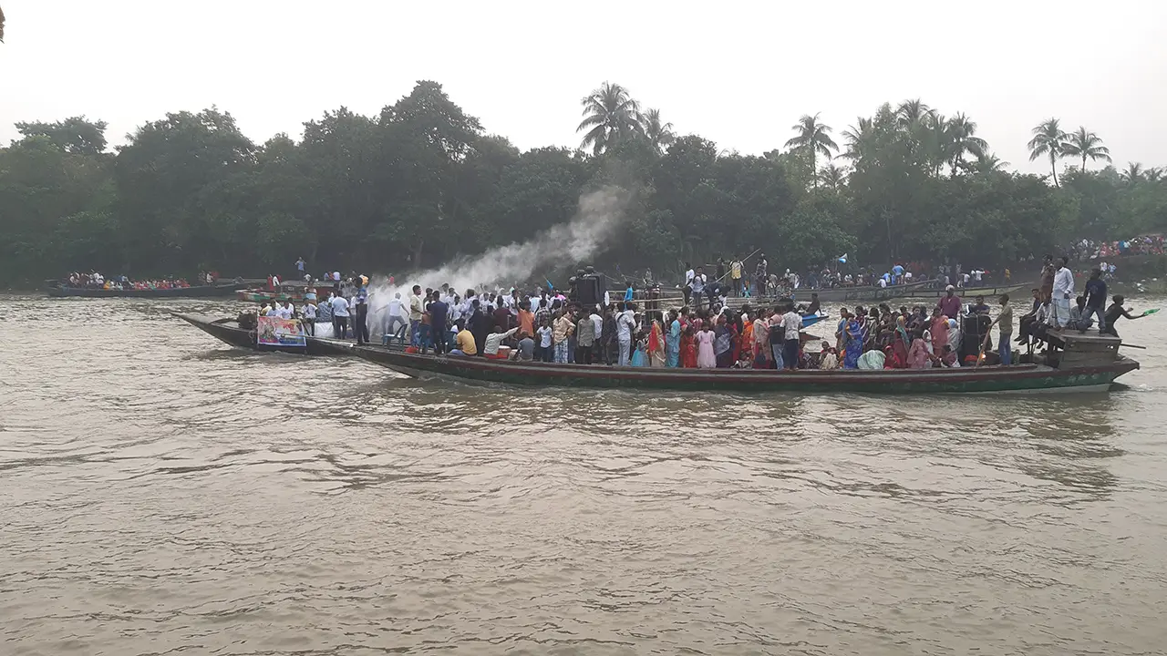 নওগাঁয় ঐতিহ্যবাহী নৌবিহার ও গ্রামীণ মেলায় হাজারো দর্শনার্থীর ভিড়
