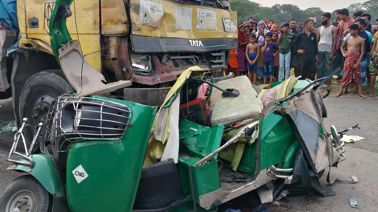 নরসিংদীর শিবপুরে ট্রাকচাপায় সিএনজির ৬ যাত্রী নিহত
