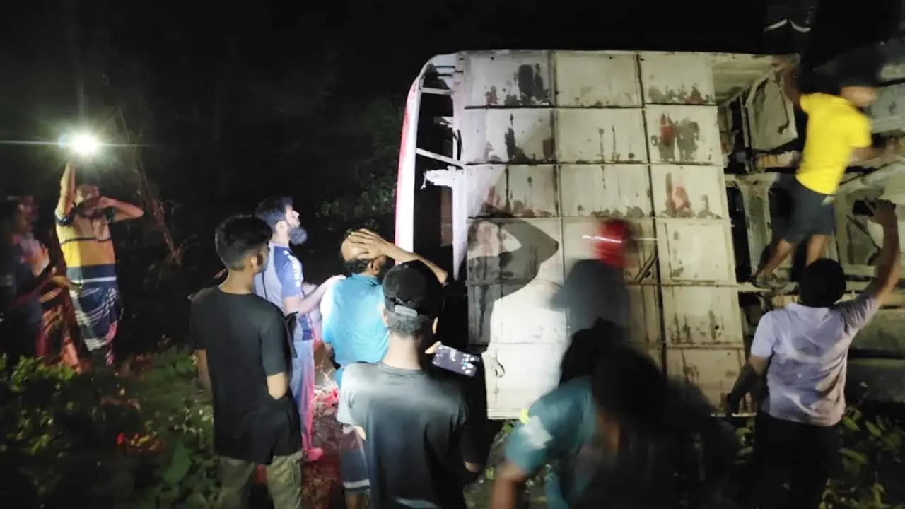 নারায়ণগঞ্জে নিয়ন্ত্রণ হারিয়ে খাদে বাস, আহত অর্ধশতাধিক