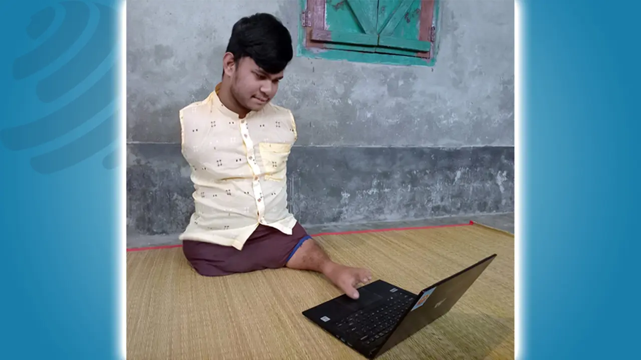 দুই হাত নেই, পা দিয়ে লিখে আলিম পাস করলেন সেই রাসেল