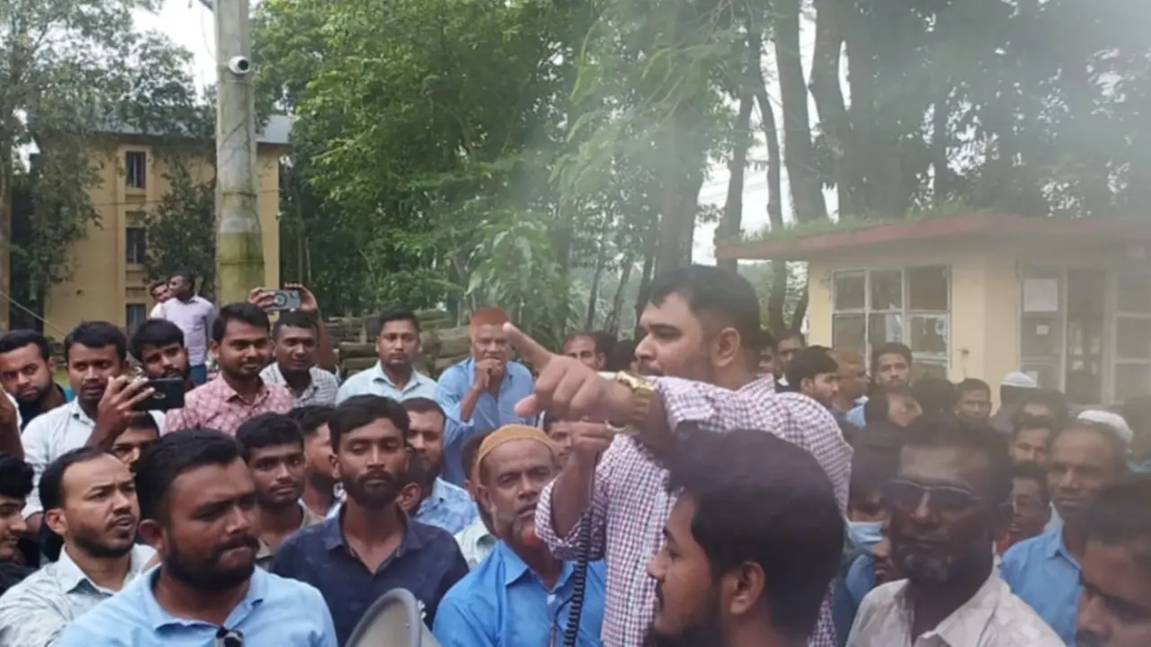 নেত্রকোণায় কমপ্লিট শাটডাউনে পল্লী বিদ্যুৎ কর্মকর্তা-কর্মচারীরা