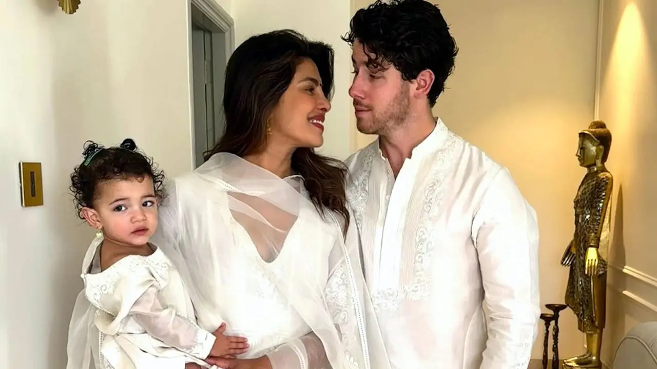 বাবা-মায়ের কাণ্ড দেখে চোখ ঢেকে ফেলল নিক-প্রিয়াঙ্কার মেয়ে