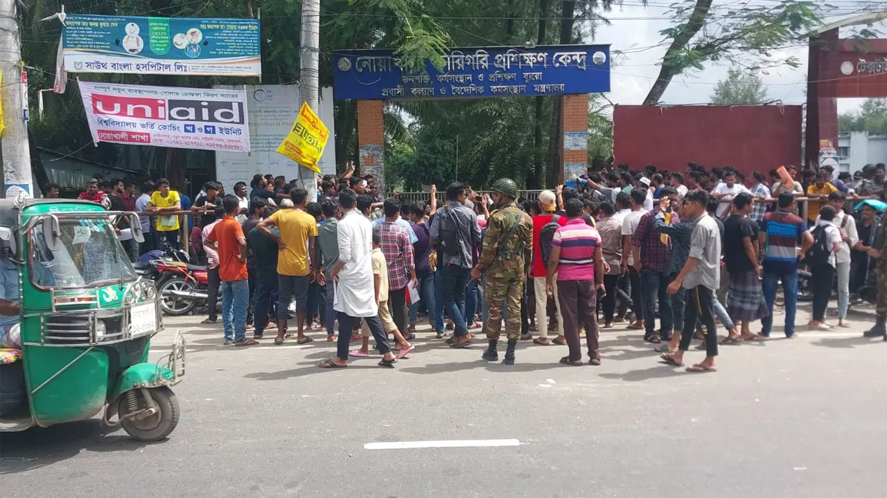 অধ্যক্ষের অপসারণের দাবিতে ফের সড়ক অবরোধ