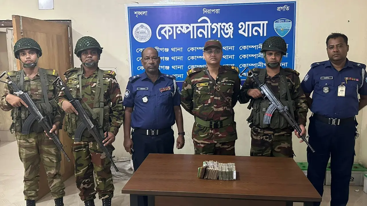 কাদের মির্জার বাড়ি থেকে লুট হওয়া আট লাখ টাকা উদ্ধার