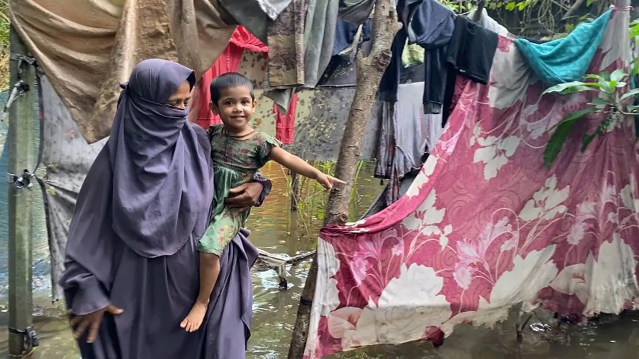 ‘চার মেয়ে আর দুই ছেলে নিয়ে ঘরে লাশ হয়ে শুয়ে থাকি’