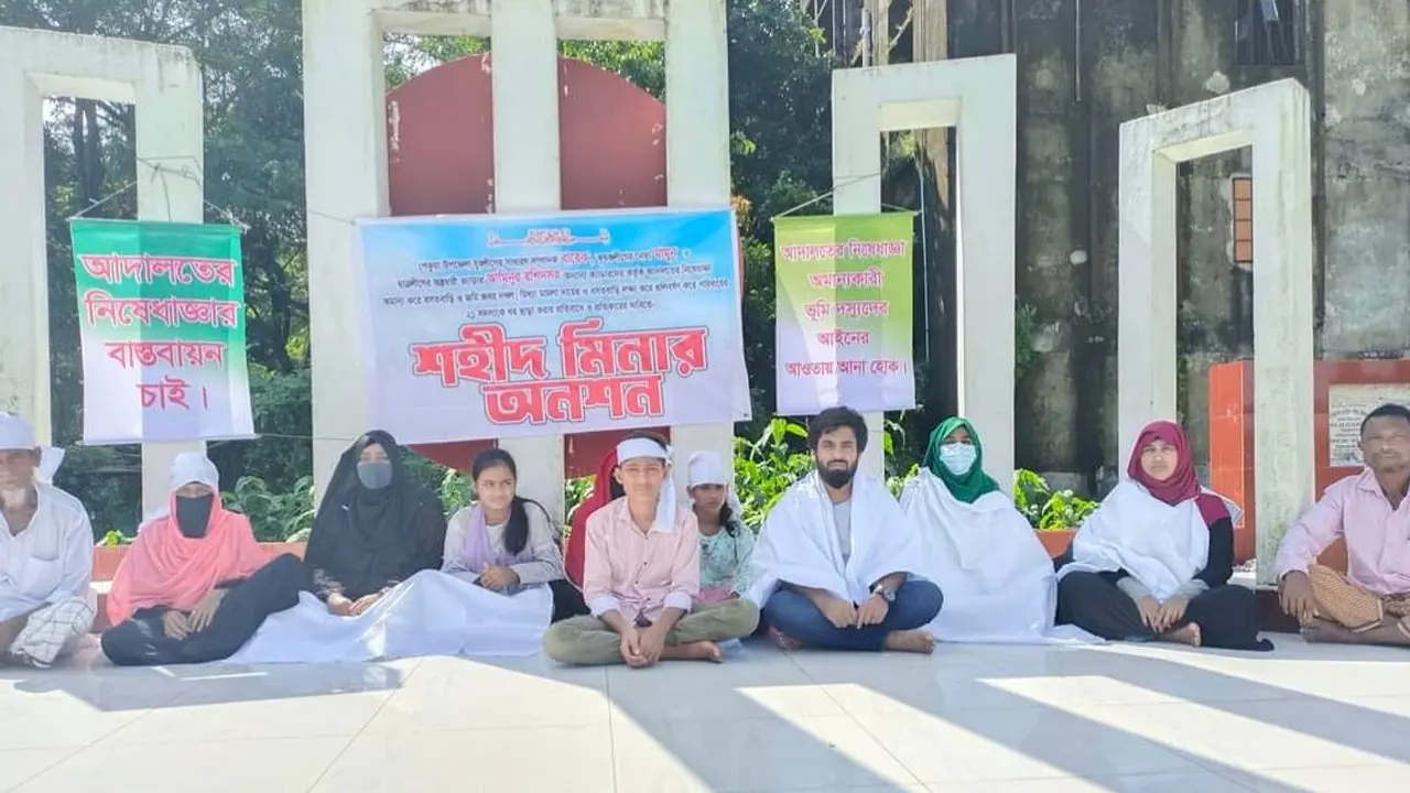 যুবলীগ নেতার নির্যাতন থেকে বাঁচতে পরিবার নিয়ে শহীদ মিনারে অনশন