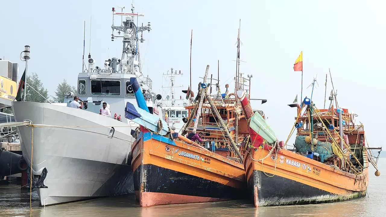 বাংলাদেশের জলসীমায় ইলিশ ধরায় ৩১ ভারতীয় জেলে আটক
