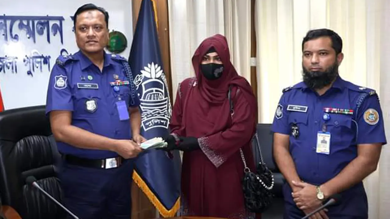 অনলাইনে প্রতারিত নারীর টাকা উদ্ধার করে দিলো পুলিশ