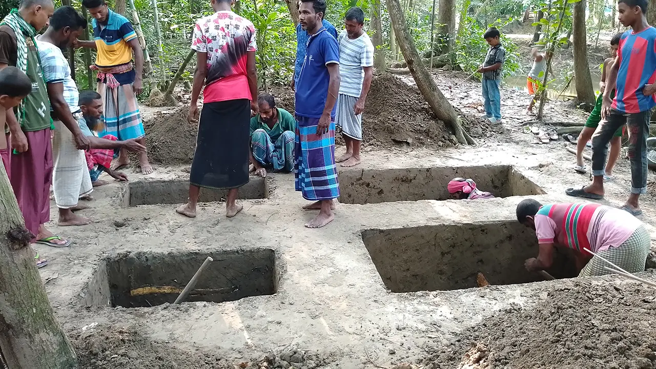একসঙ্গে খোঁড়া হচ্ছে একই পরিবারের ৪ জনের কবর