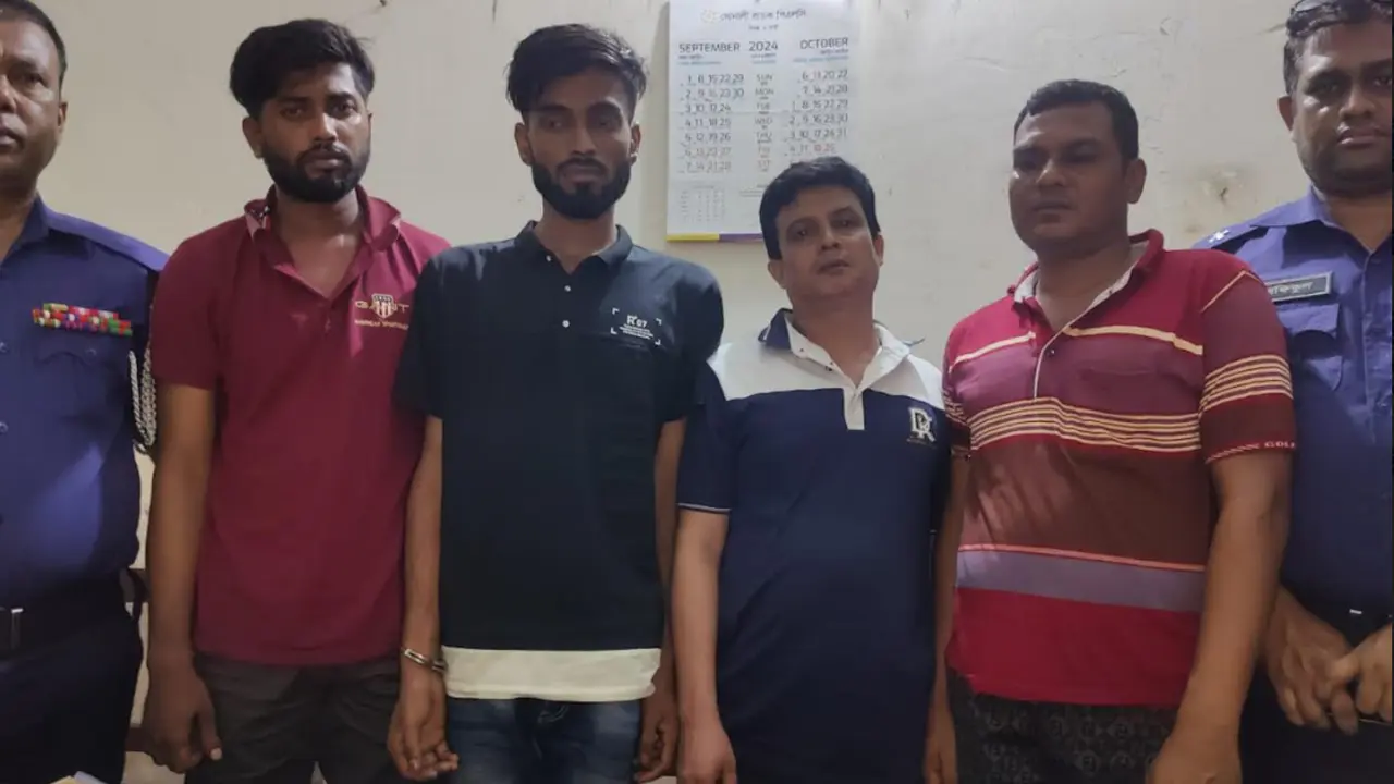 রাজবাড়ীতে চুরি যাওয়া স্বর্ণালংকার-মোবাইল উদ্ধার, ৪ জন গ্রেপ্তার