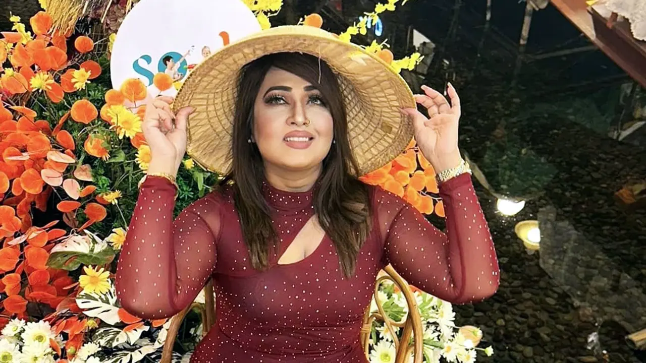 কাজ নেই, সোশ্যাল মিডিয়ায় আছেন সেই পলি