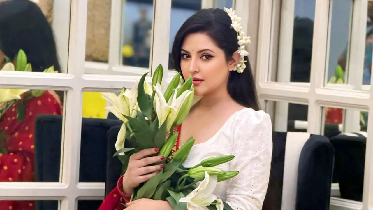 বৃষ্টির দিনে হাঁসের মাংস রান্না করলেন পরীমণি