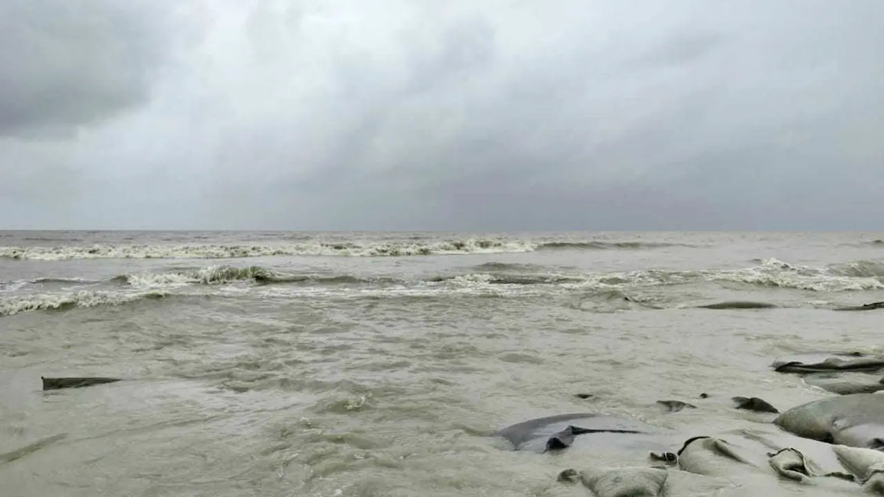 পটুয়াখালী উপকূলে বৃষ্টি-দমকা হাওয়া, উত্তাল সাগর