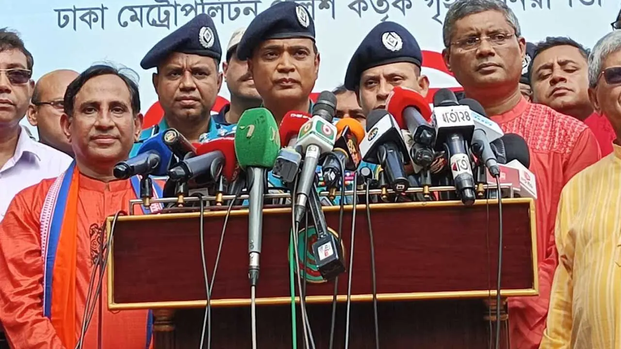 দুর্গাপূজাকে কেন্দ্র করে ঢাকায় কোনো ‘থ্রেট’ নেই : ডিএমপি কমিশনার