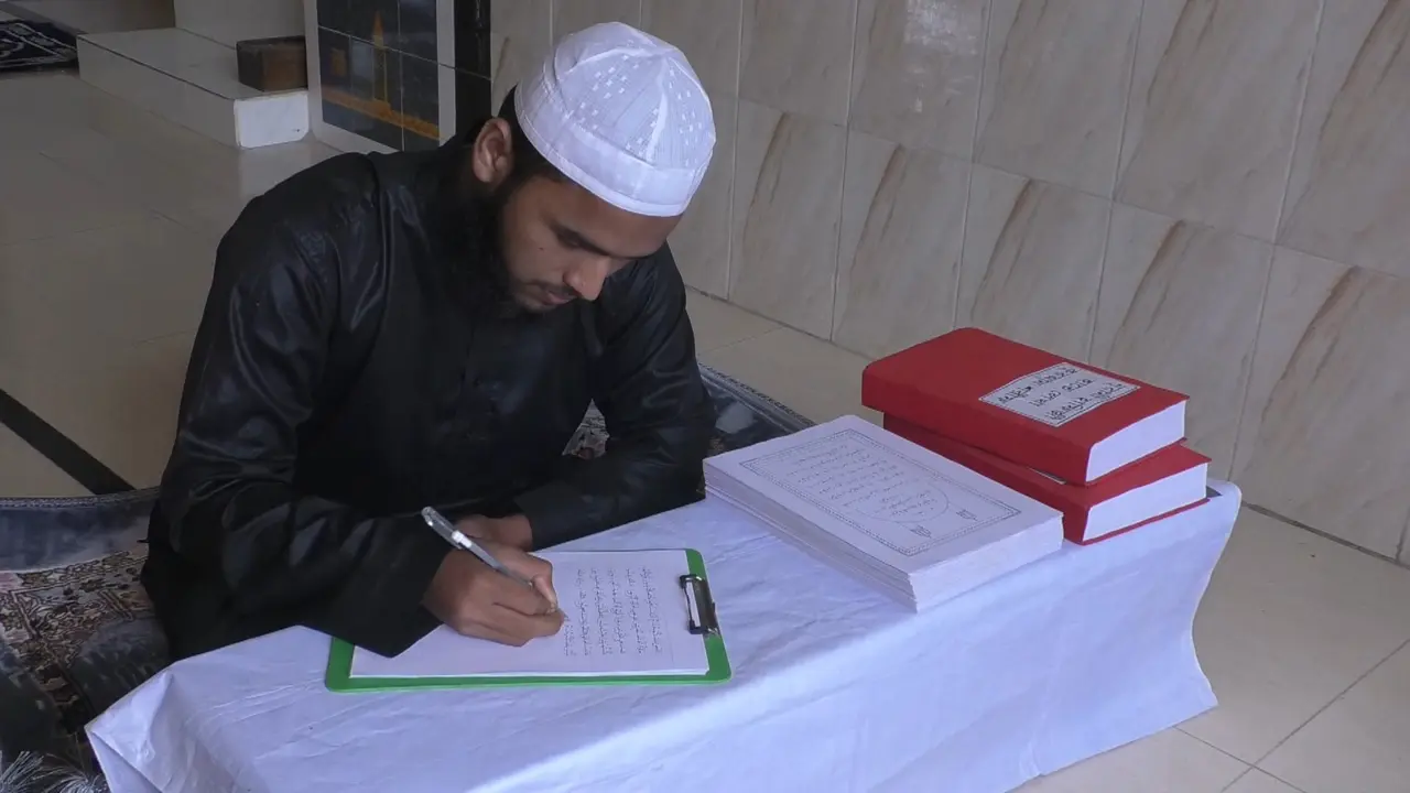 তিন মাসে নিজ হাতে কোরআন লিখে সেলিমের চমক