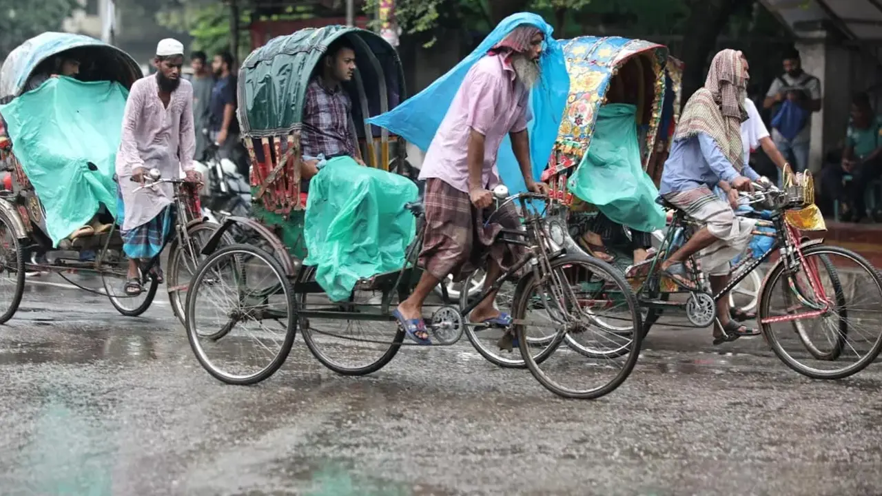 ঢাকাসহ পাঁচ বিভাগে ভারী বৃষ্টির আভাস, ভূমিধসের শঙ্কা 