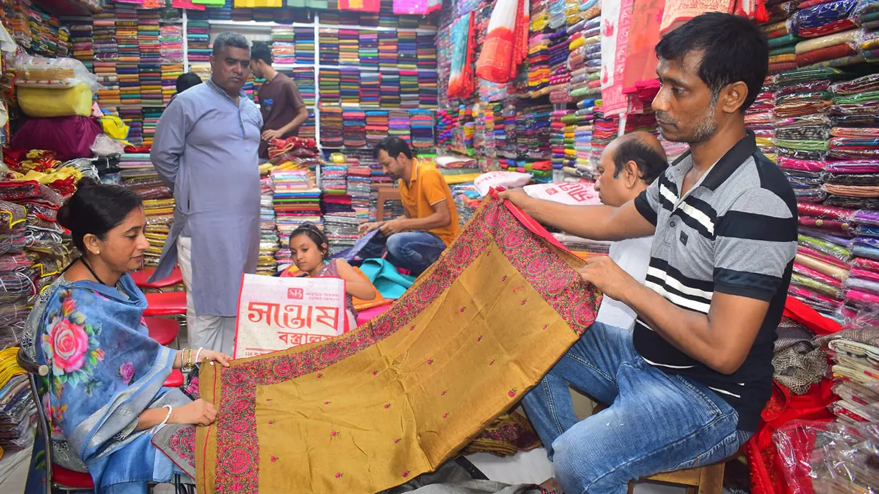 শেষ সময়ে জমেছে পূজার কেনাকাটা