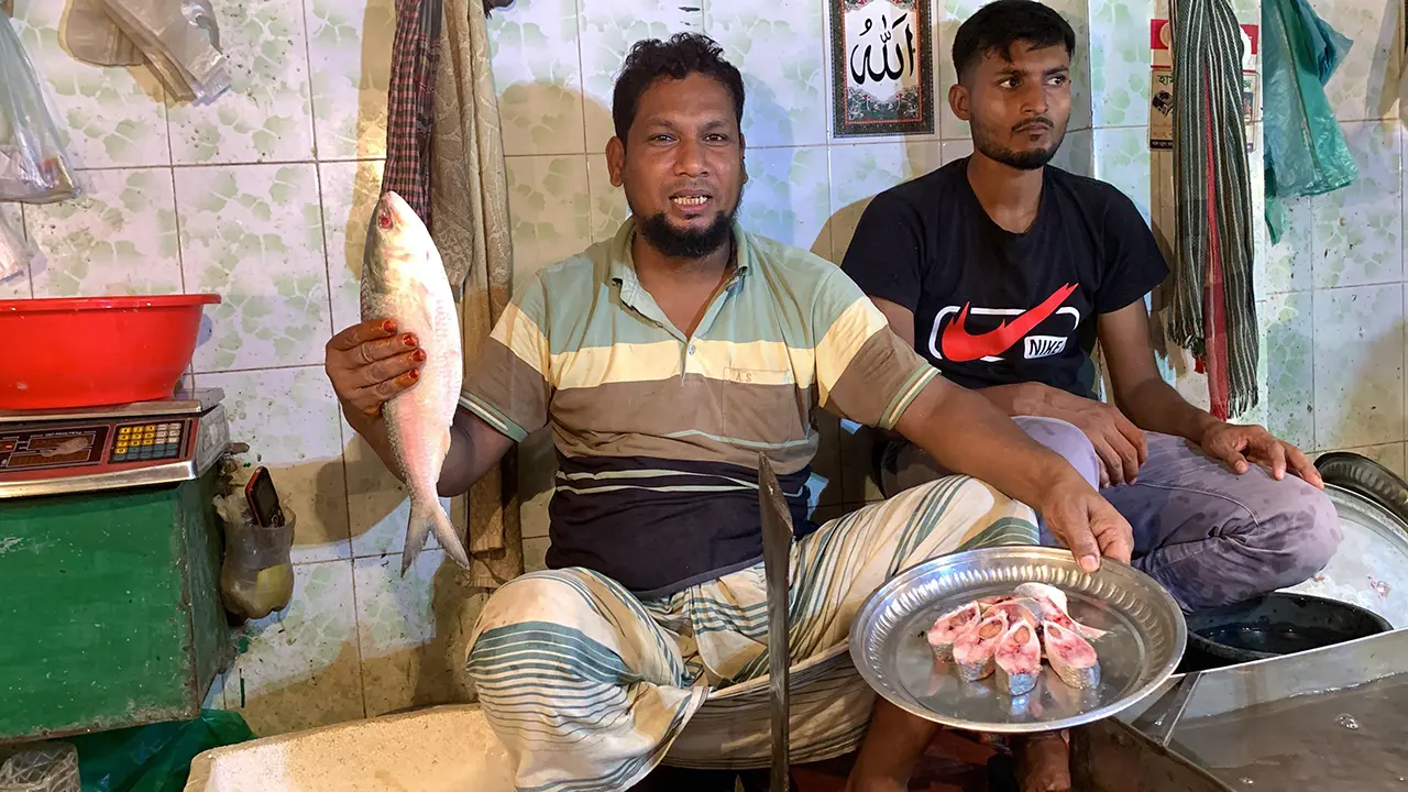 রাজশাহীতে ২০০ টাকায় মিলছে বড় ইলিশের টুকরা