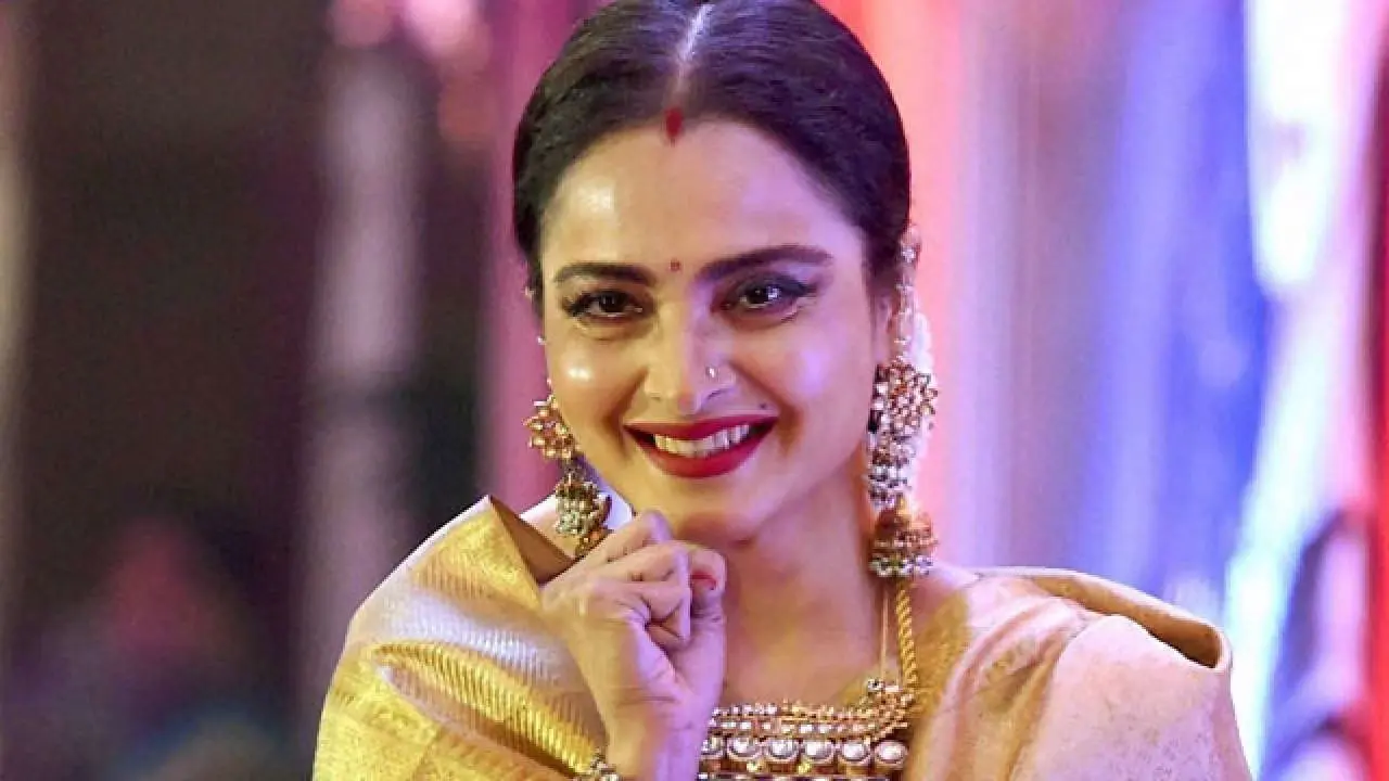 স্বামী নেই, তবুও কার জন্য সিঁদুর পরেন রেখা