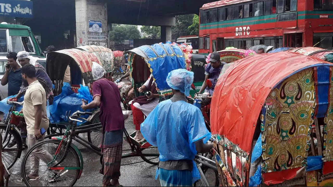 বৃষ্টিতে কাকভেজা নিম্নআয়ের মানুষ, পলিথিন গায়ে জড়িয়ে বাঁচার চেষ্টা
