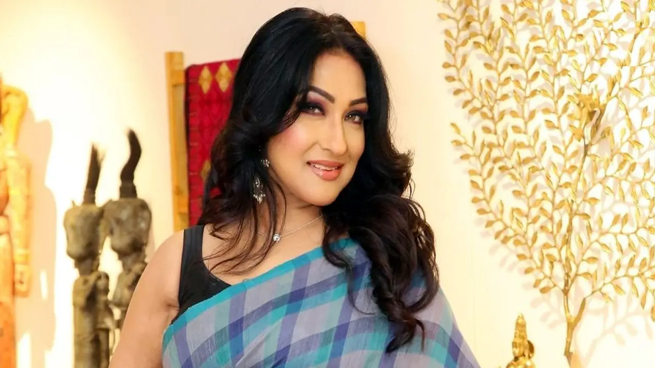 ‘বুড়ির লজ্জা নেই’— বলে আক্রমণ ঋতুপর্ণাকে
