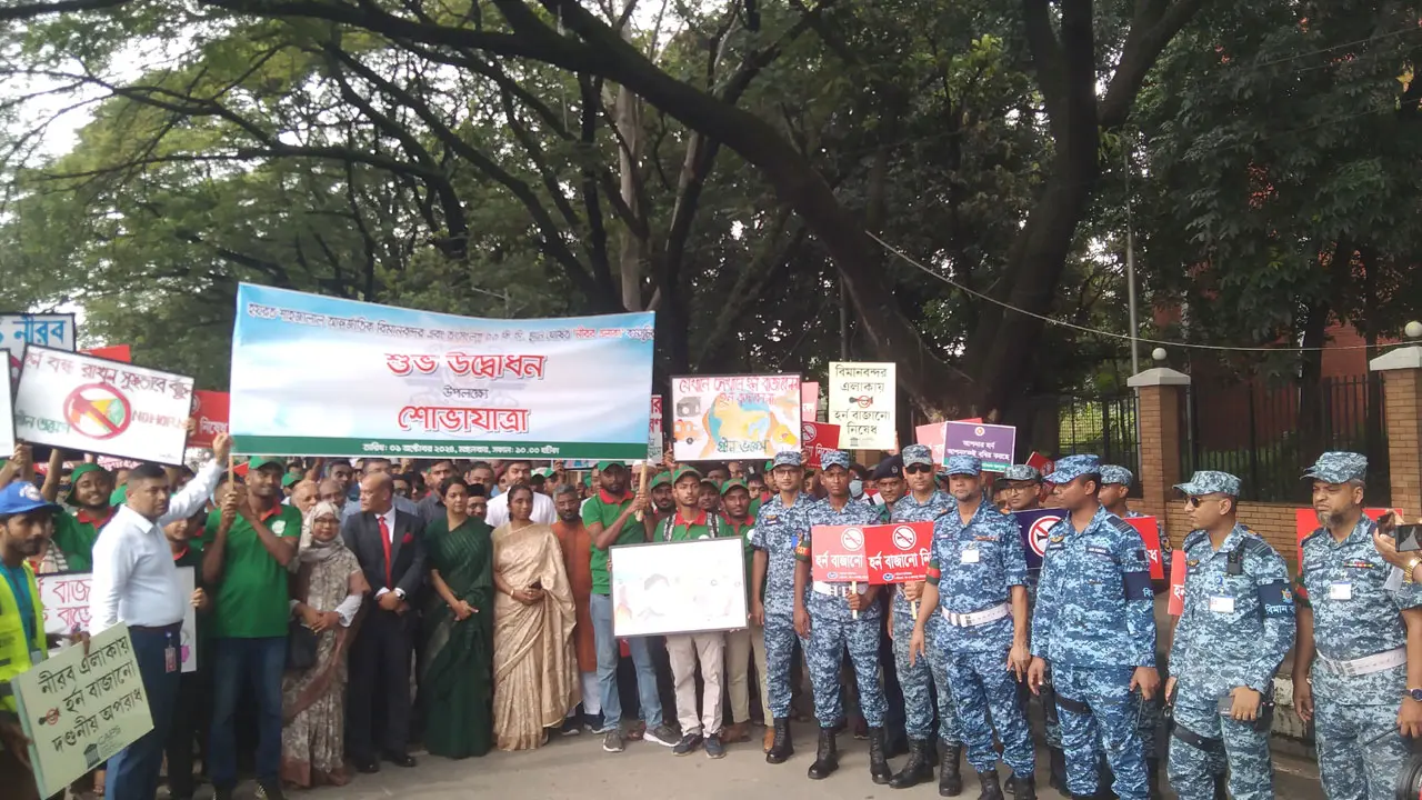 র‍্যালি নিয়ে ‘নীরব এলাকা’ ঘুরলেন পরিবেশ উপদেষ্টা