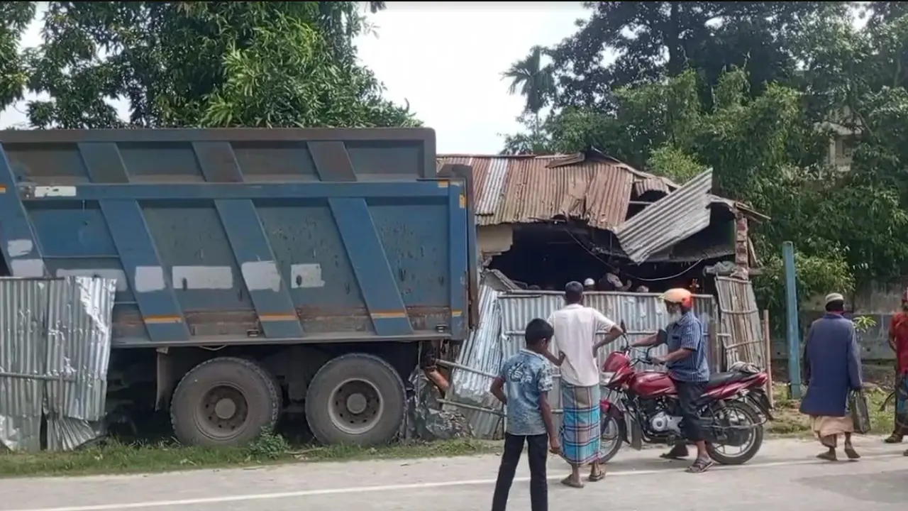 নিয়ন্ত্রণ হারিয়ে ট্রাক মাদরাসার ভেতরে, ১৪ শিক্ষার্থী আহত