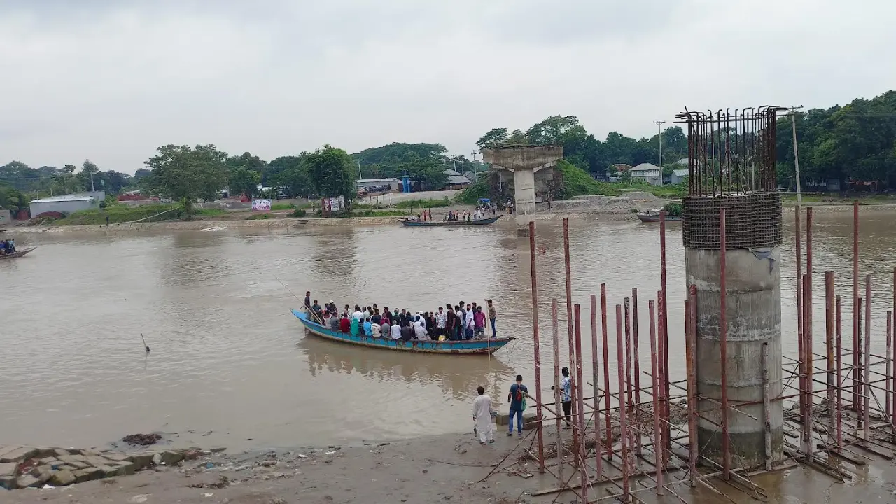 ৭ বছরেও শেষ হয়নি সেতুর নির্মাণকাজ, সীমাহীন দুর্ভোগে স্থানীয়রা