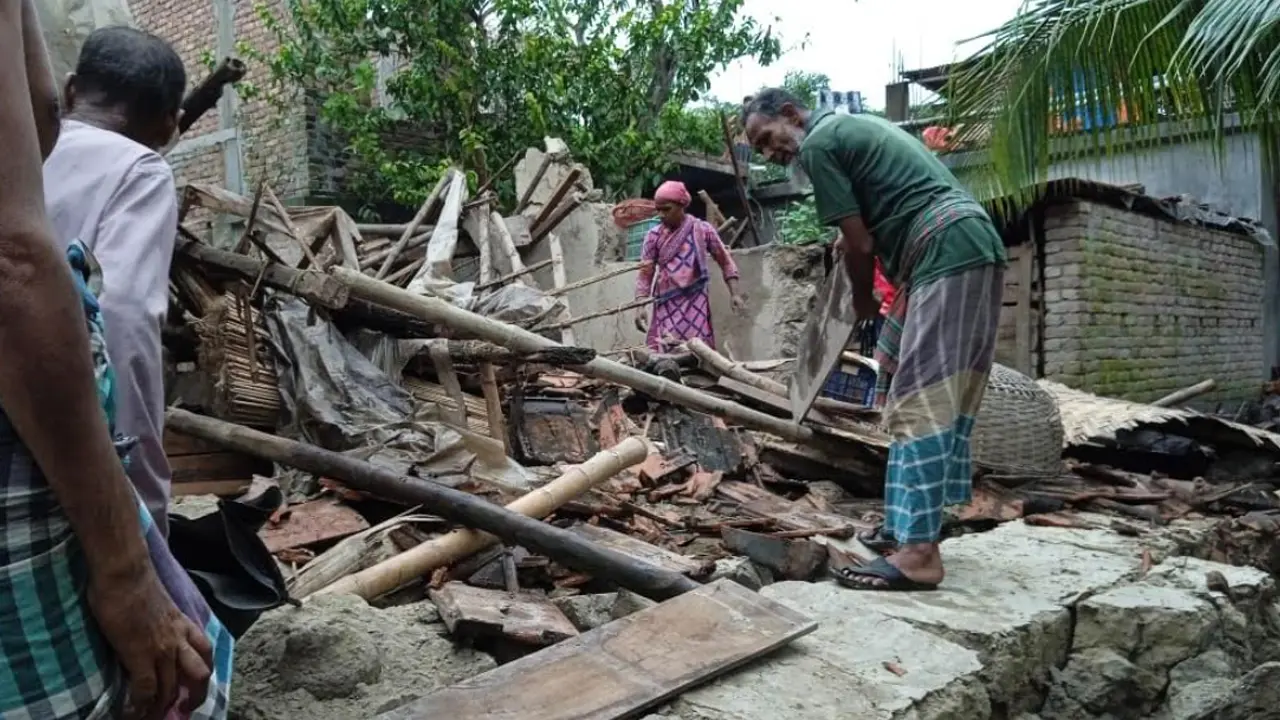 মাথা গোঁজার ঠাঁই হারিয়ে স্ত্রী-সন্তান নিয়ে দিশেহারা হাফিজুল