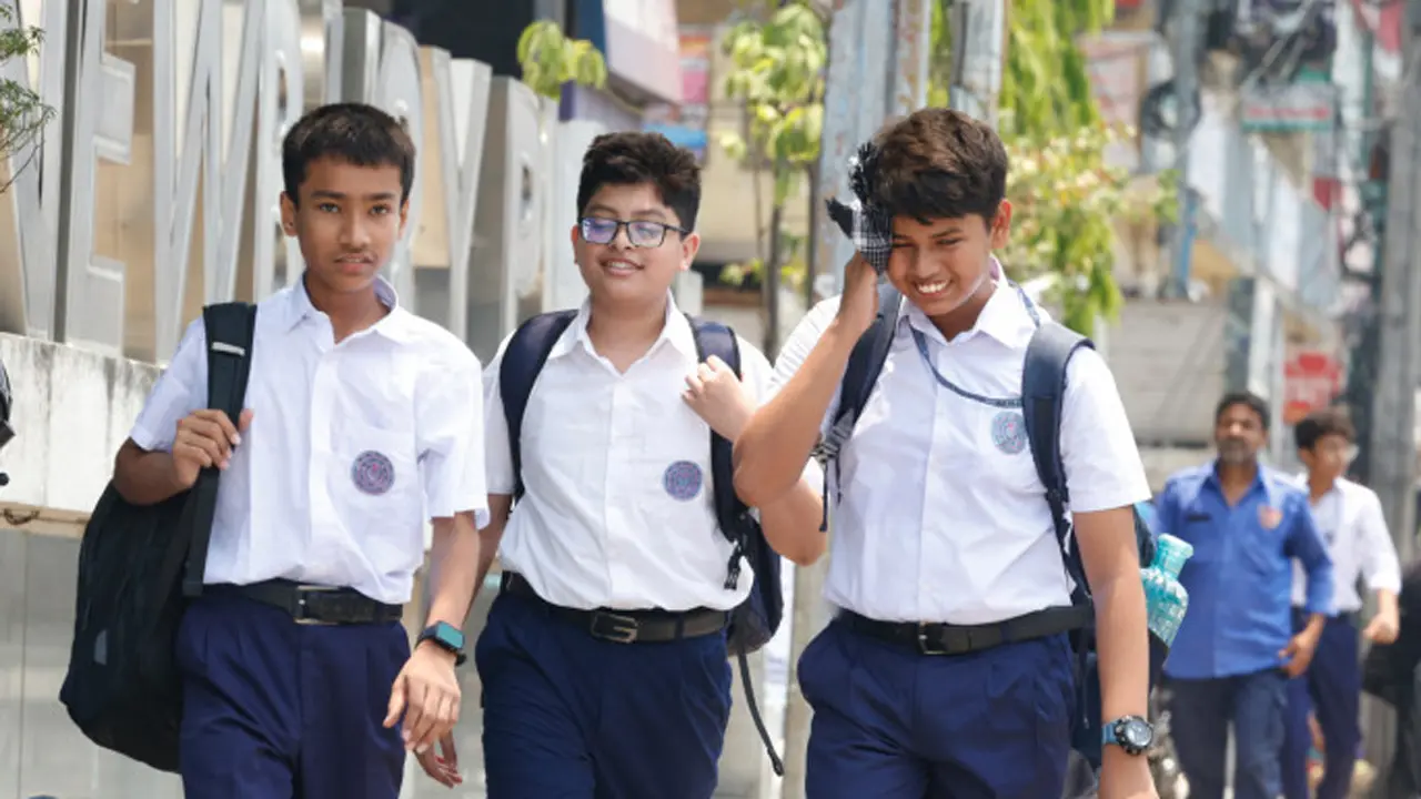 মাধ্যমিকে ২০১২ সালের কারিকুলামে বই পাবে শিক্ষার্থীরা