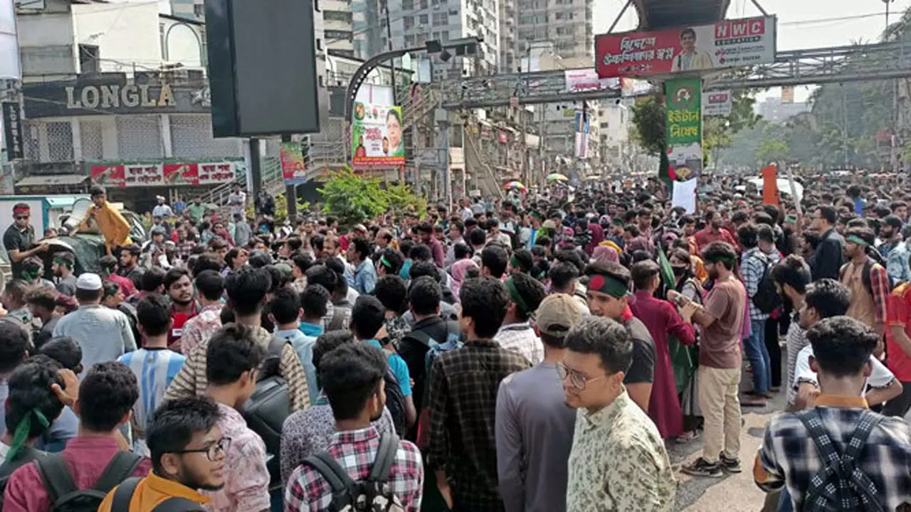 সায়েন্সল্যাব অবরোধ করলেন সাত কলেজ শিক্ষার্থীরা