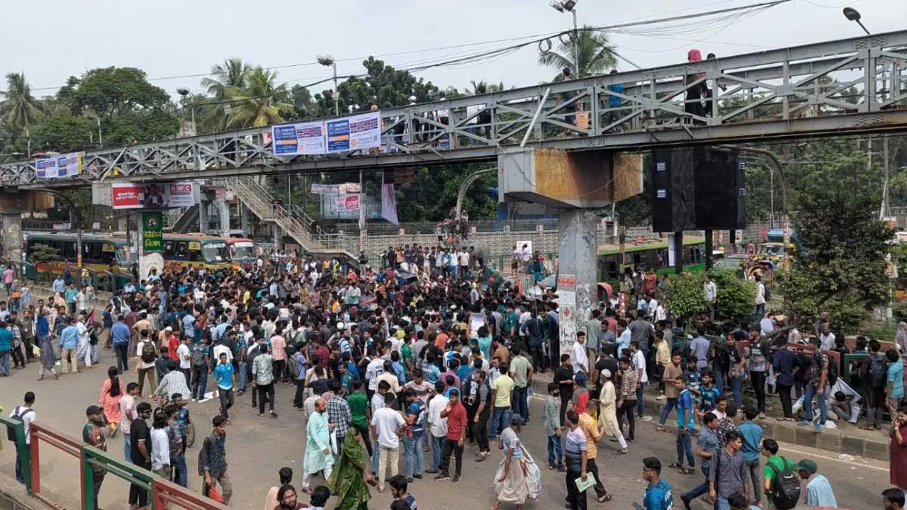 সায়েন্সল্যাব অবরোধ ৭ কলেজ শিক্ষার্থীদের, যান চলাচল বন্ধ