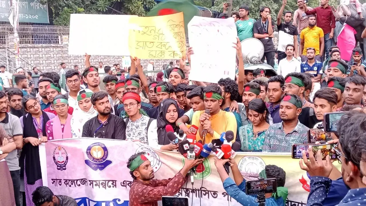ফের অবরোধের ঘোষণা দিয়ে সড়ক ছাড়লেন সাত কলেজ শিক্ষার্থীরা