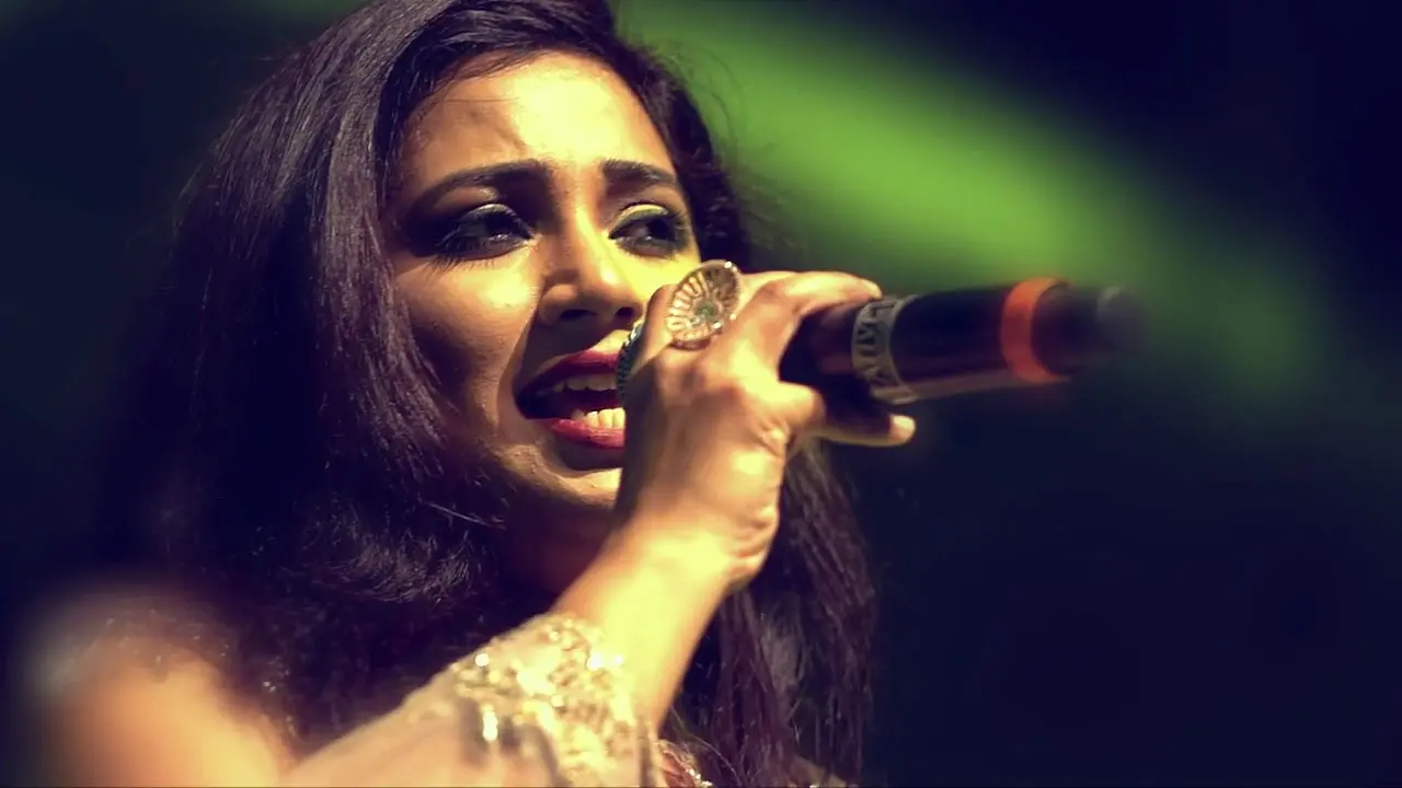 শ্রেয়ার কনসার্টে প্রেমিকাকে নাটকীয় প্রপোজ, সাহায্য করলেন গায়িকা