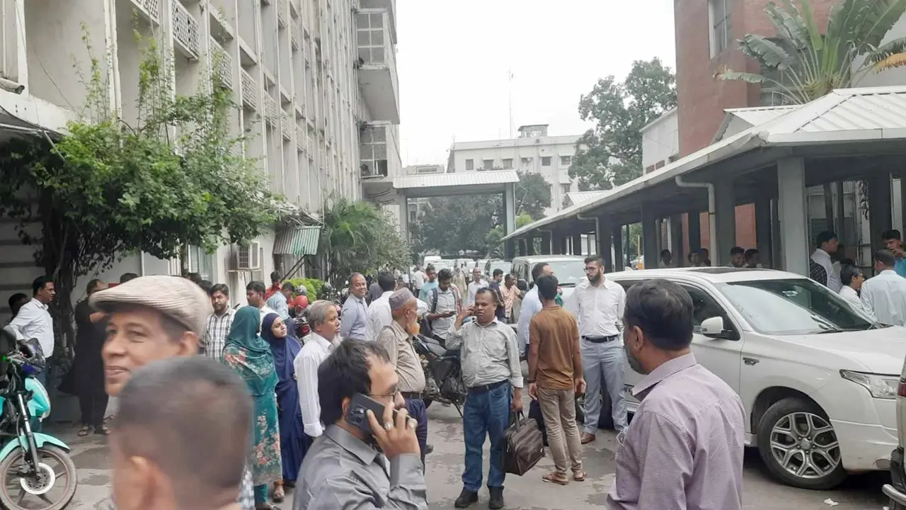 সচিবালয়ে আতঙ্ক : বের হওয়ার অপেক্ষায় কর্মকর্তা-কর্মচারীরা
