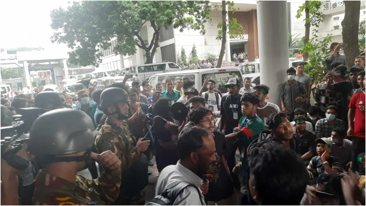 পুলিশের বাধা উপেক্ষা করে সচিবালয়ে শতাধিক শিক্ষার্থী