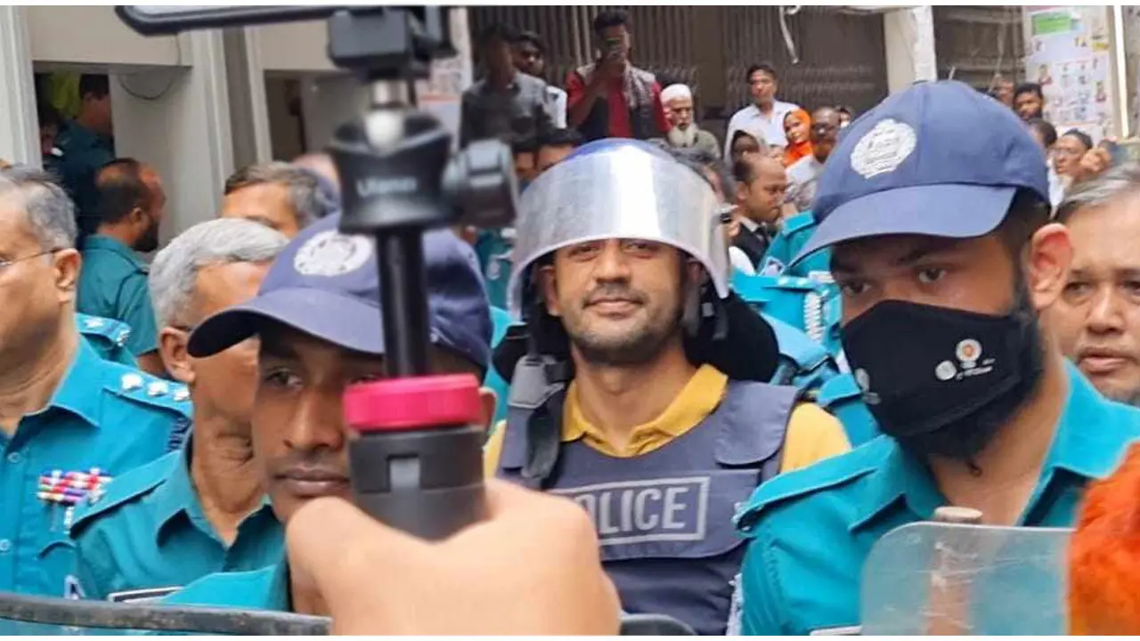 হত্যাচেষ্টা মামলায় রিমান্ড শেষে কারাগারে ব্যারিস্টার সুমন