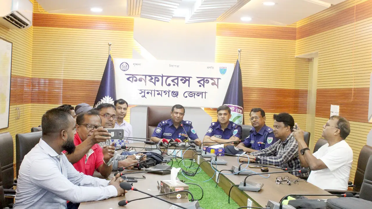 আইফোন ও টাকার জন্য মা-ছেলেকে কুপিয়ে হত্যা করে সপ্তম শ্রেণির ছাত্র