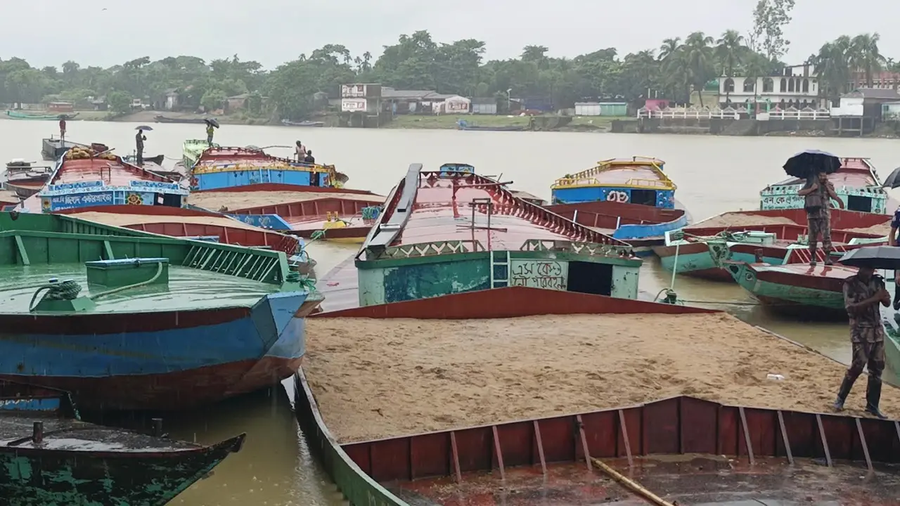 চলতি নদীতে বালু বহনকারী সকল নৌযান চলাচলে নিষেধাজ্ঞা