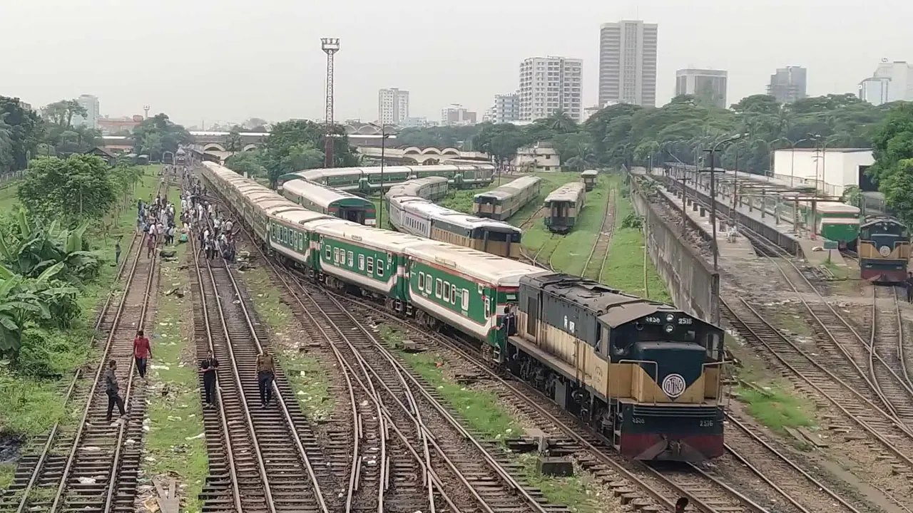 ঢাকা থেকে ট্রেন চলাচল শুরু হলেও সবগুলোই ছাড়ছে দেরিতে