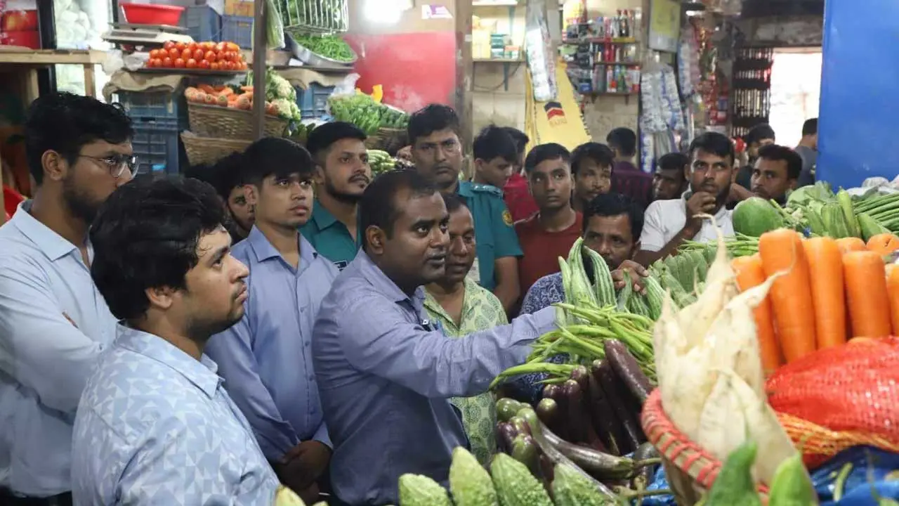কারওয়ান বাজারে সবজির দাম বাড়াচ্ছে ১২০০ ফড়িয়া ব্যবসায়ী