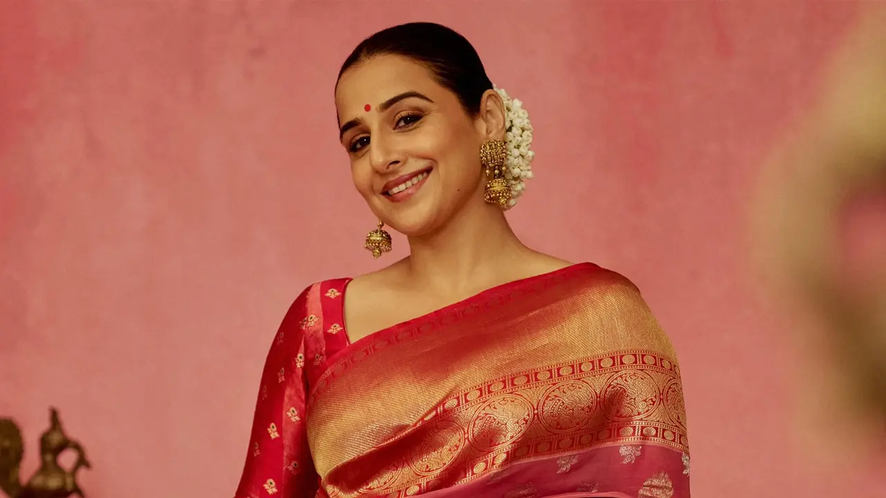 হঠাৎ মঞ্চে পড়ে গেলেন বিদ্যা বালান, ভিডিও ভাইরাল 