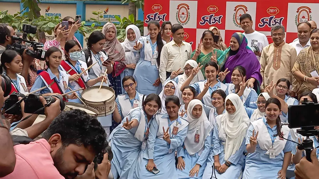 এইচএসসির ফলে উচ্ছ্বসিত শিক্ষার্থীরা