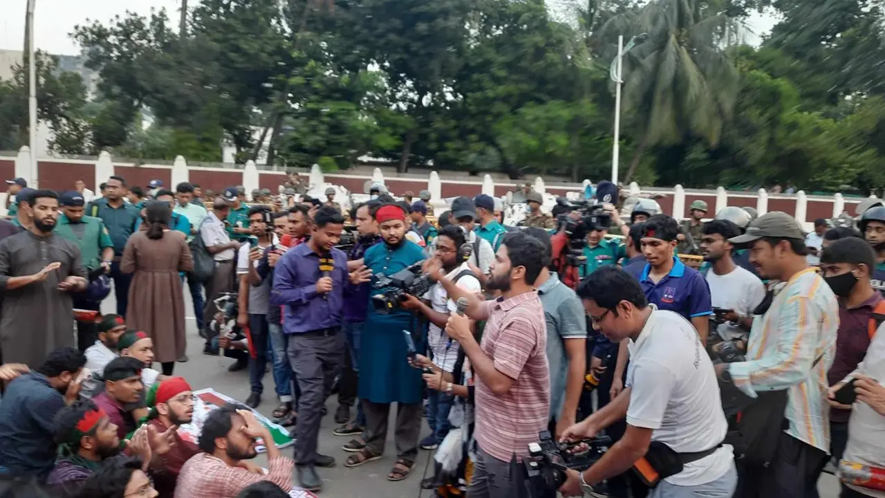পদ ছাড়তে রাষ্ট্রপতিকে ২৪ ঘণ্টার আল্টিমেটাম