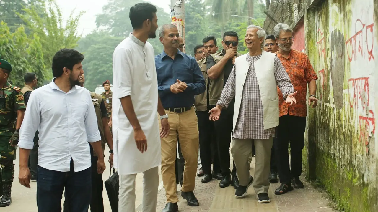 ঢাকা বিশ্ববিদ্যালয়ে হেঁটে হেঁটে গ্রাফিতি দেখেছেন ড. ইউনূস