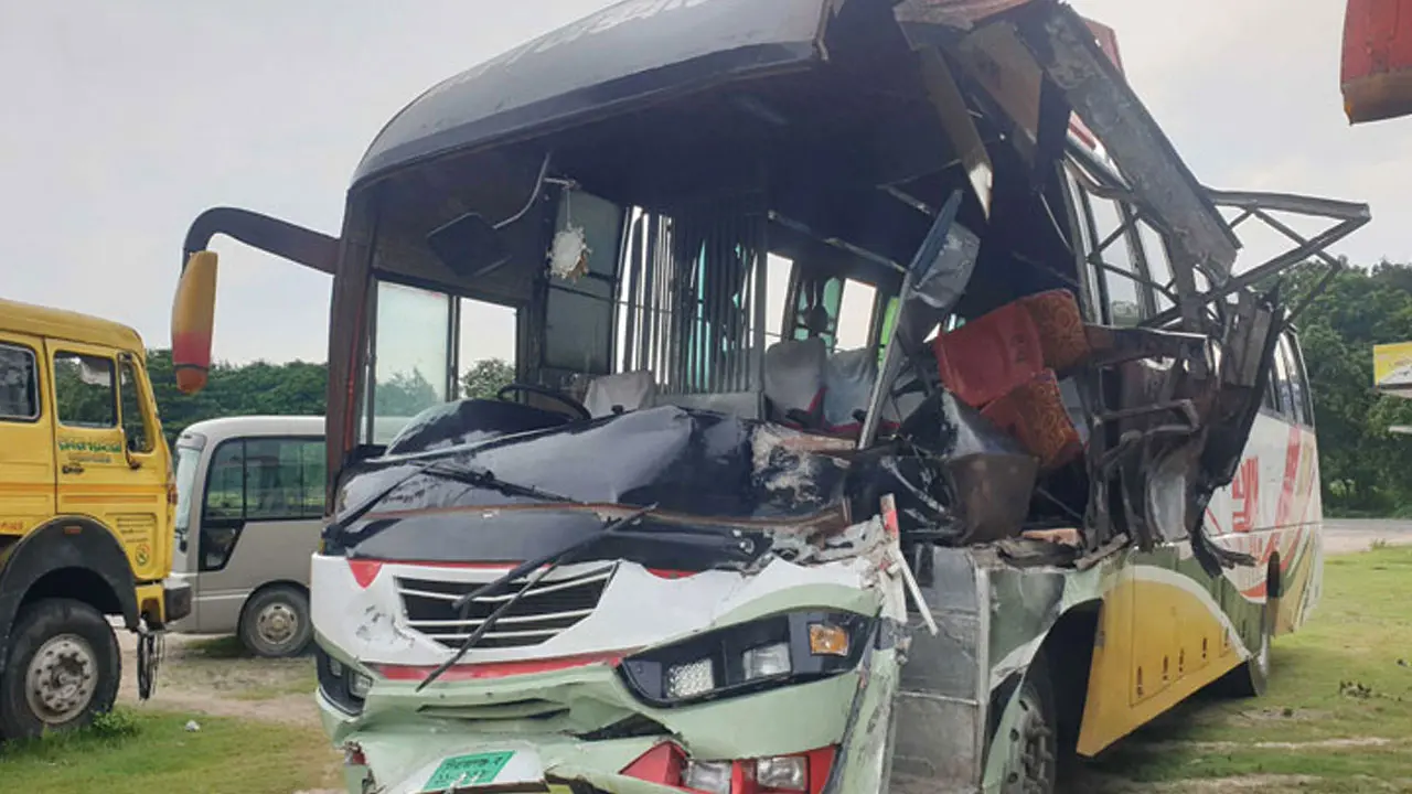বঙ্গবন্ধু সেতুতে ট্রাকের পেছনে বাসের ধাক্কা, বাবা-ছেলেসহ নিহত ৩